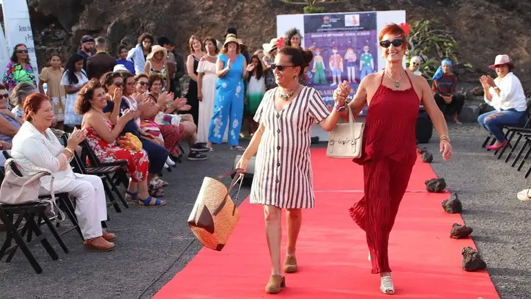 El Golfo exhibe ingenio con ropa reutilizada