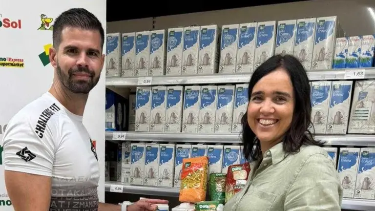 Entrega de alimentos por la Fundación DinoSol