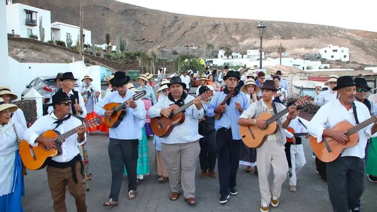 Femés disfruta de sus festividades del Rosario