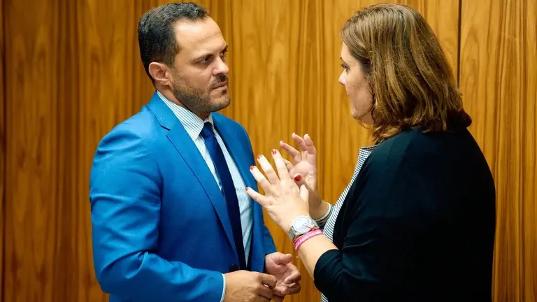 El alcalde de Arrecife, Yonathan de León, y la presidenta de la APLP, Beatriz Calzada, en la reunión del consejo de Administración 2