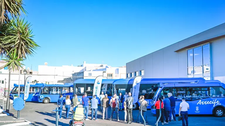 El Ayuntamiento de Arrecie sigue invirtiendo en la renovación de las flota de las guaguas urbanas para mejorar el servicio . Sale a licitación dos guaguas grandes