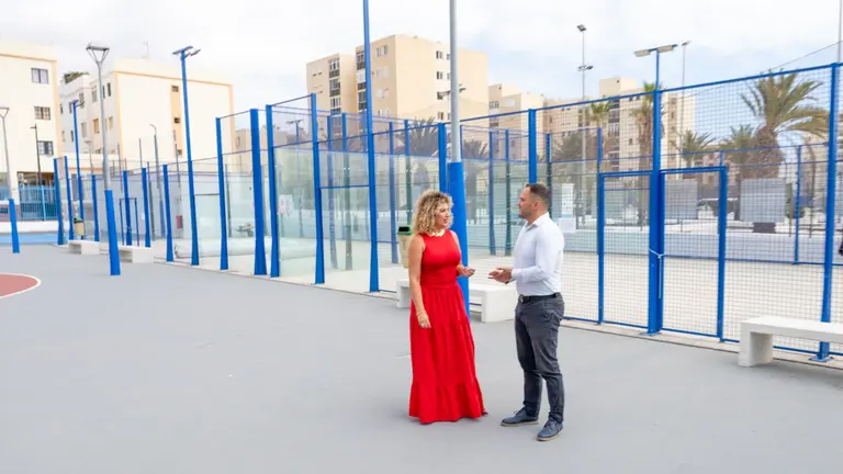 El alcalde de Arrecife, Yonathan de León, y la concejala de Deportes, Eli Merino, ayer en las instalaciones deportivas de Las Salinas donde se realizan mejoras en las canchas de pádel