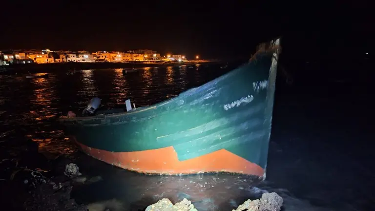 La patera abandonada en la costa de Haría
