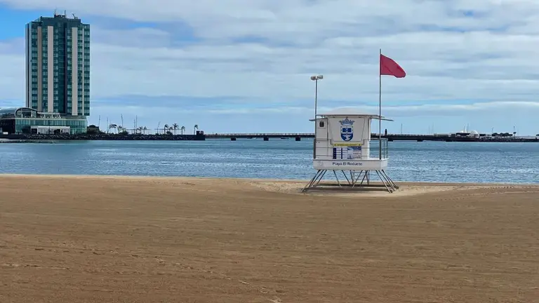 Bandera roja en la playa del Reducto