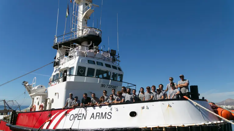 Tripulantes del barco de la ONG Open Armas en el puerto de Arrecife. EFE/Adriel Perdomo