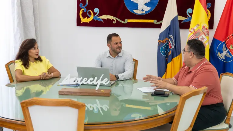 El alcalde de Arrecife Yonathan de León junto a la Dra. Durán y el Dr. Sánchez Camejo , integrantes del Comité Organizador del BootCamp  (1)