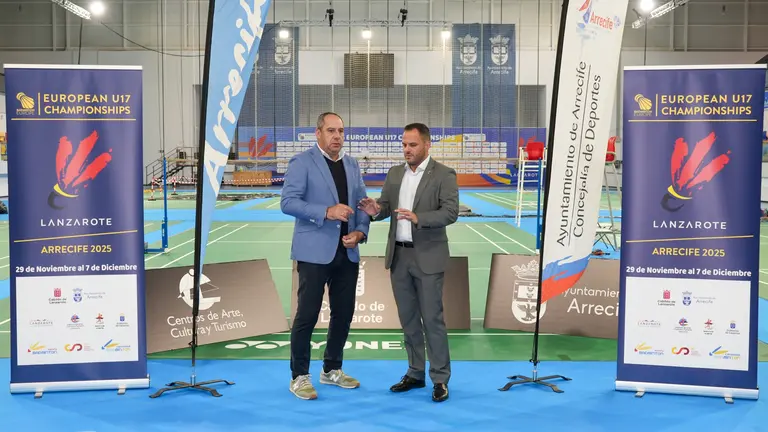 El alcalde Yonathan de León y el consejero Juan Monzón muestran el gran despliegue y transformaicón del Pabellón de Argana para estos campeonatos de Europa  