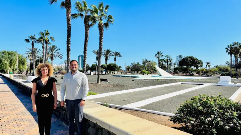 El alcalde de Arrrecife y la concejala de Turismo, Comercio y Deportes, junto al Parque Temático, cuyas obras están unidas a la concesión del suelo por Costas 