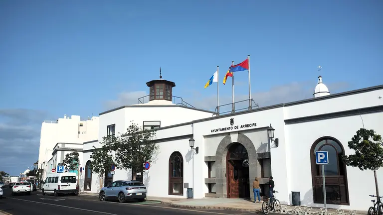 Exterior del edificio central del Ayuntamiento de Arrecife.