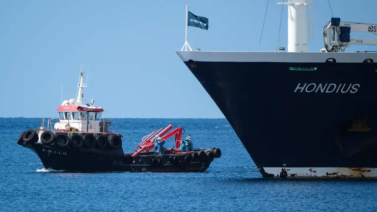 &nbsp;El crucero MV Hondius est&aacute; fondeado en el puerto de Granadilla de Abona (Tenerife) mientras prosigue el desembarco de sus pasajeros en condiciones de seguridad sanitaria (Efe)