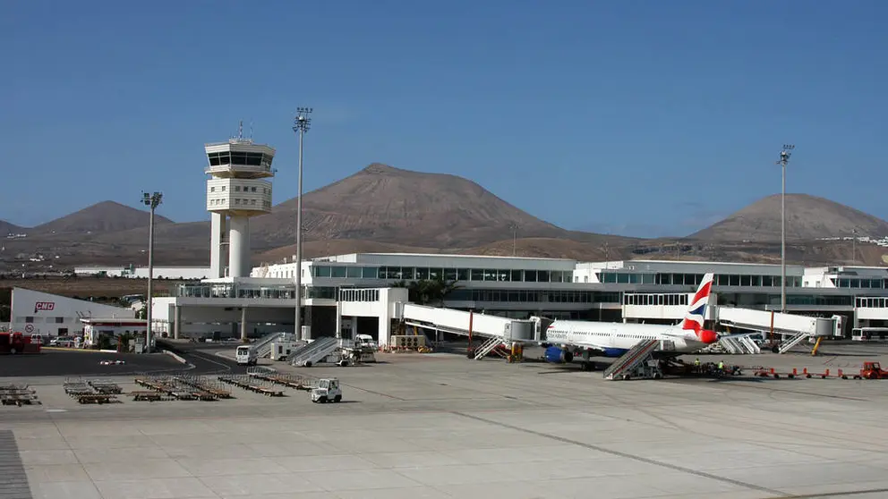 Torre y plataforma de estacionamiento del aeropuerto de Lanzarote.