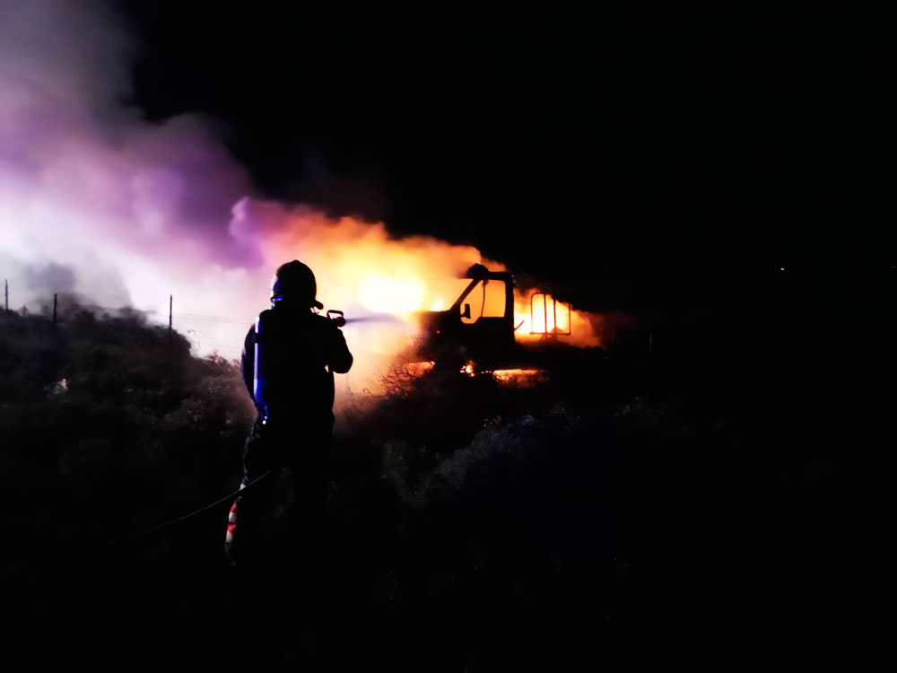 Los bomberos tratando de controlar el fuego