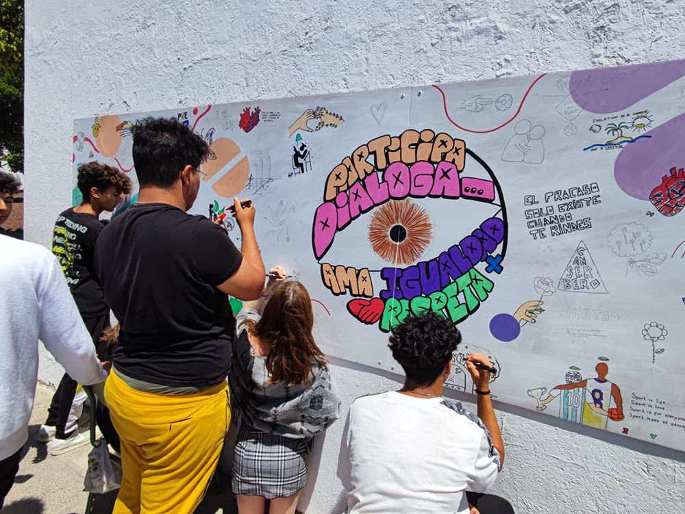 Momento de la confección del mural