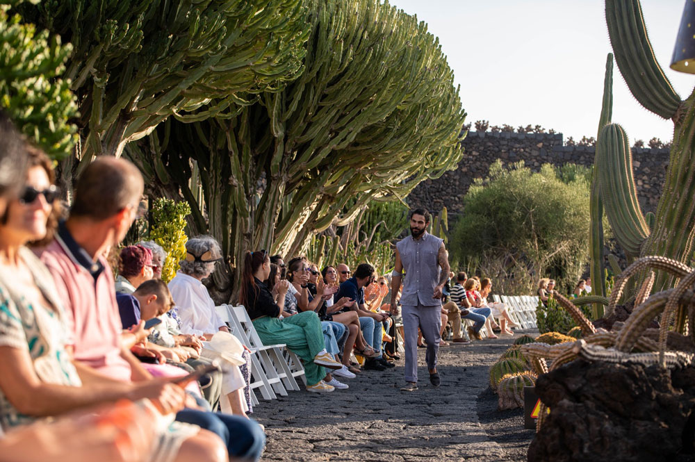 Desfile de moda con prendas tintadas con cochinilla en el Jardín de Cactus