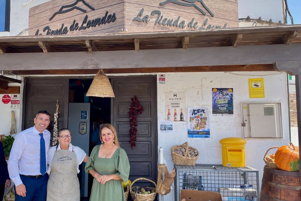 El alcalde de Teguise en la tienda de Lourdes de Soo