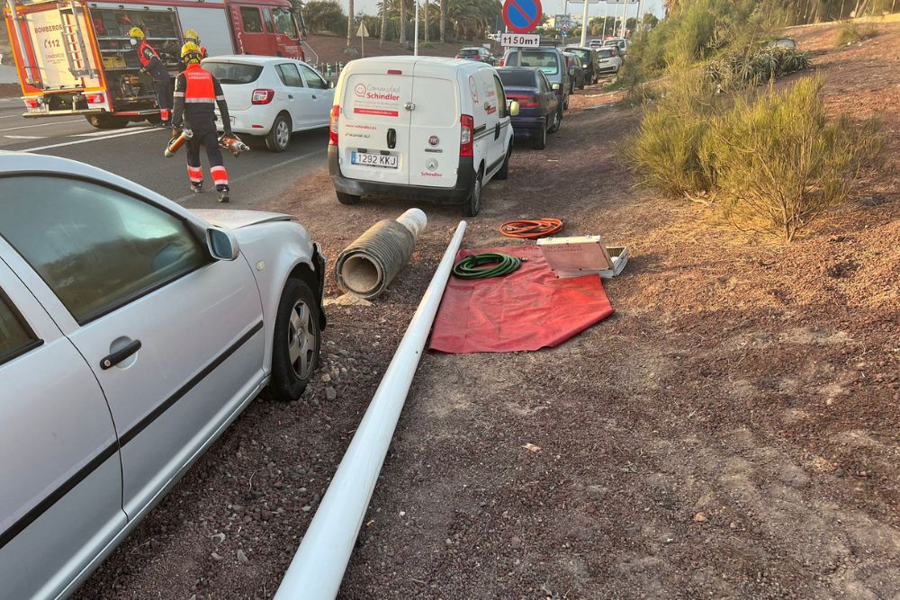 Estado de la farola tras el accidente en el aeropuerto