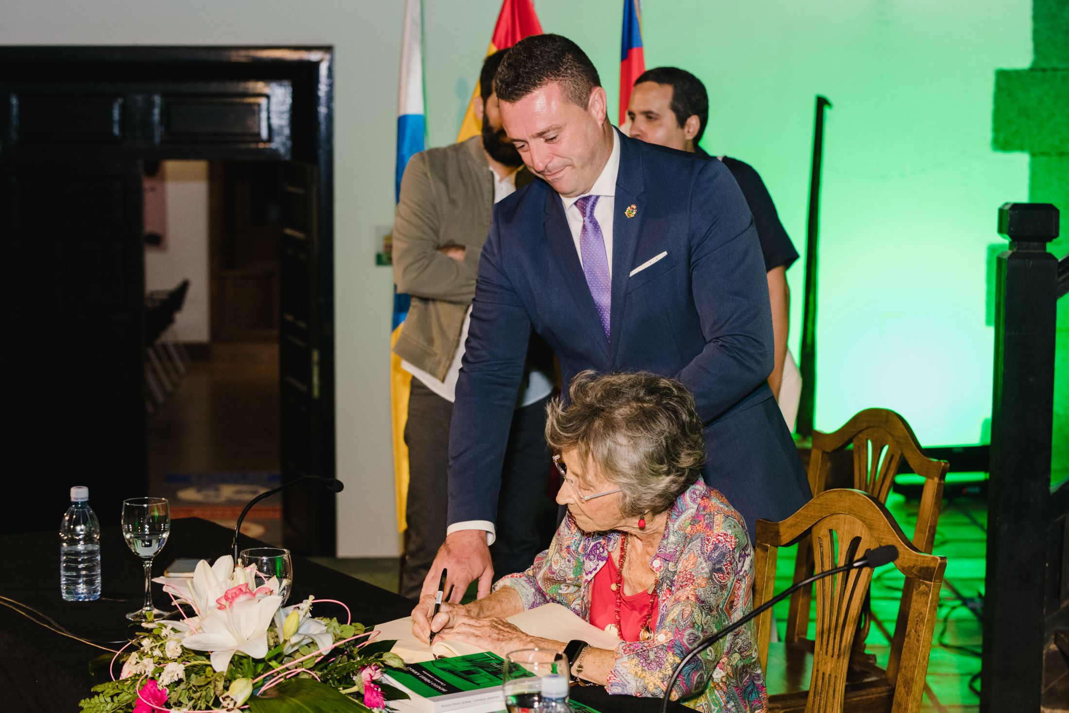 Elena Górtazar firma en el Libro de Honores de Yaiza