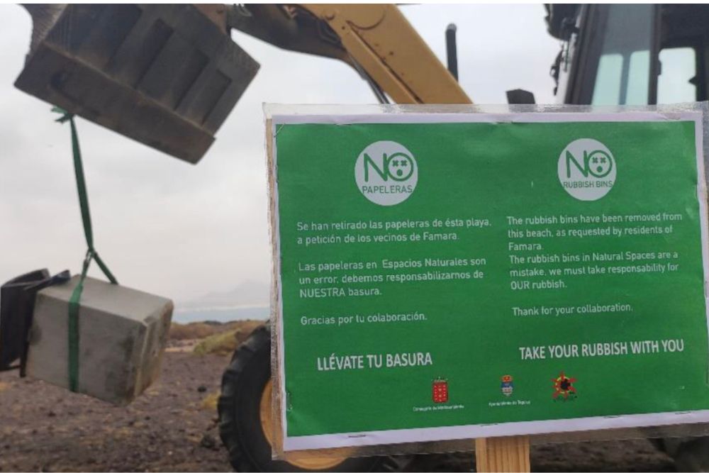 Retirada de papeleras en la playa de Famara