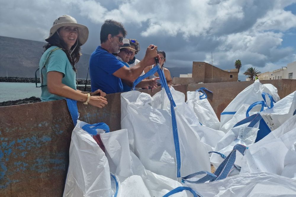 Recogida de basura en la isla de La Graciosa
