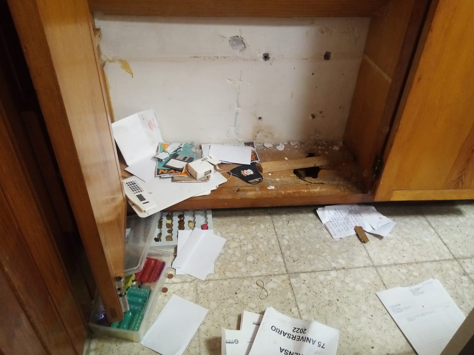 <p>Destrozos en el interior del Torrelavega</p>