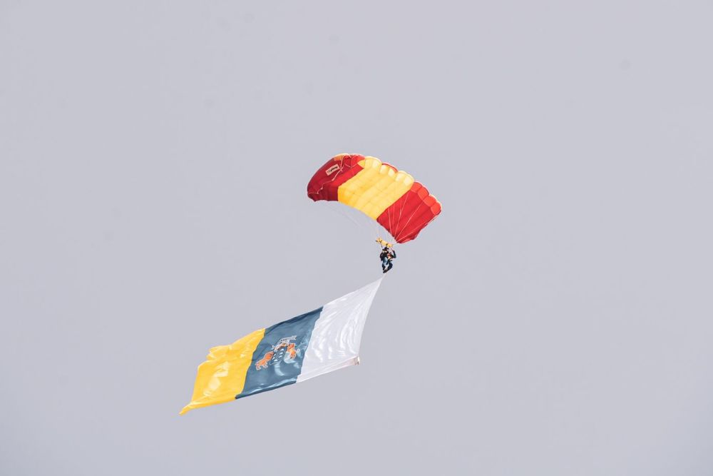 Patrulla Acrobática Paracaidista en Costa Teguise