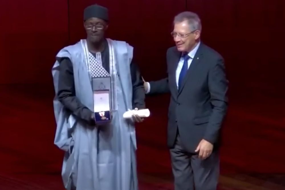 Entrega de la medalla de bronce de Cruz Roja a El Hassen Gaye