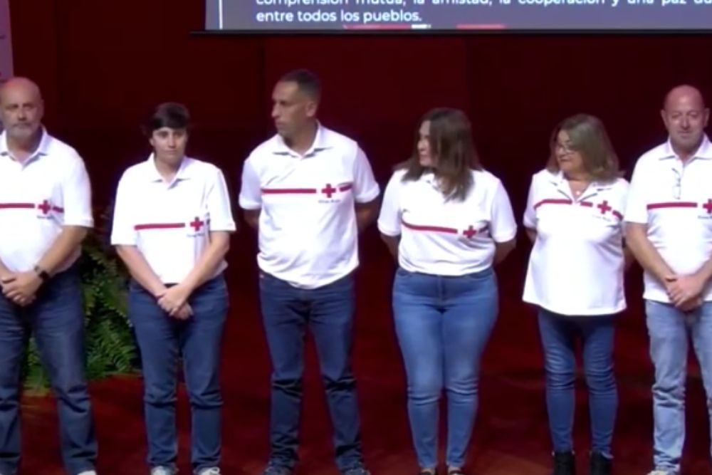 Iliana Irrazaabel, la segunda por la derecha, tras recibir el reconocimiento