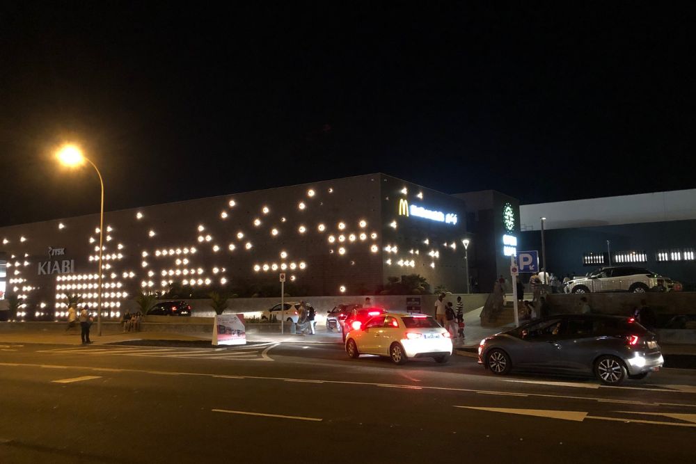 Entrada de vehículos al Open Mall de Arrecife