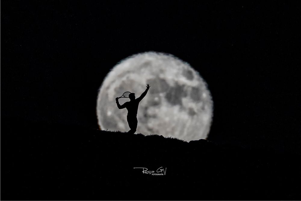 Fotografía de Rosa García con la luna como protagonista
