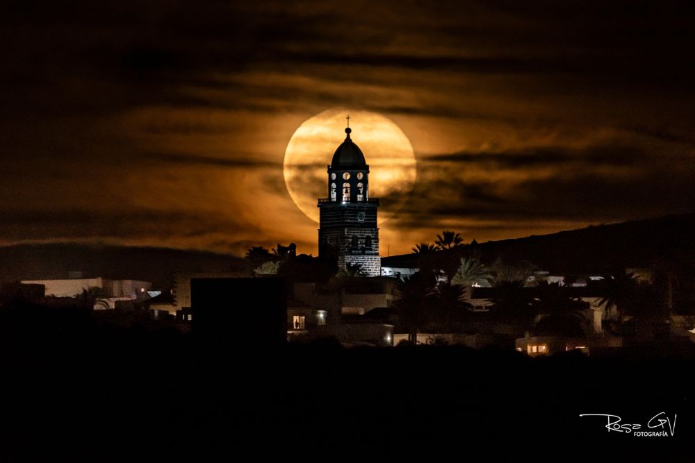 Fotografía de Rosa García con la luna como protagonista en Teguise