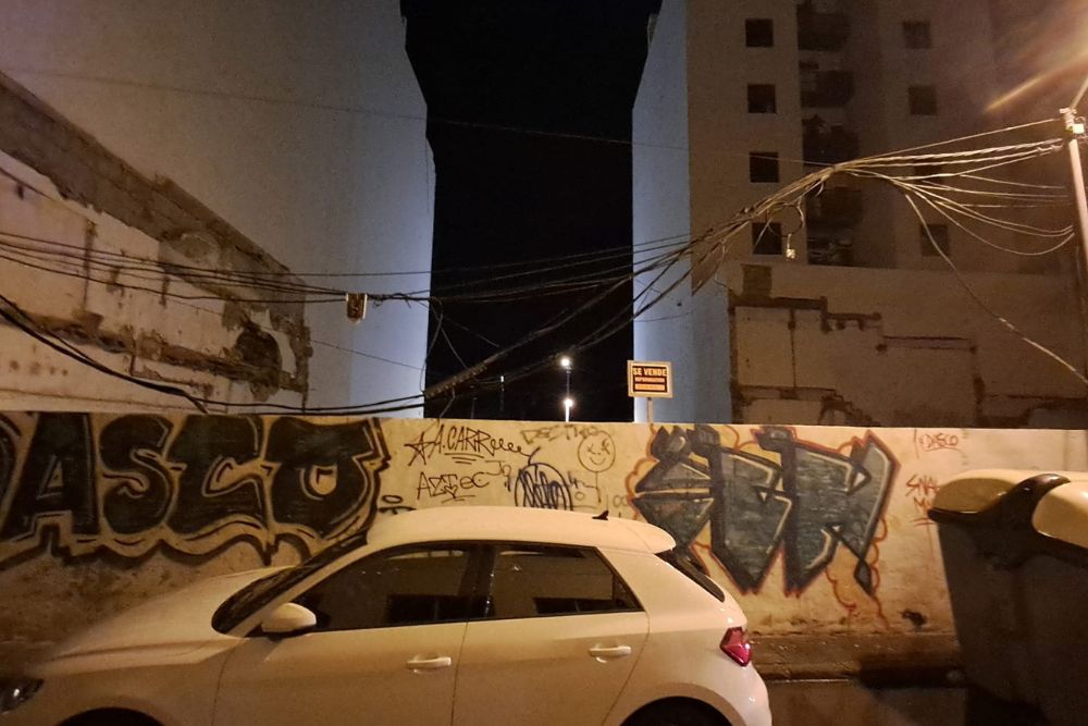 Zona afectada por el incendiio de un contenedor