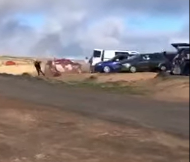 Uno de los hombres, detrás del coche al que acaba de esquivar