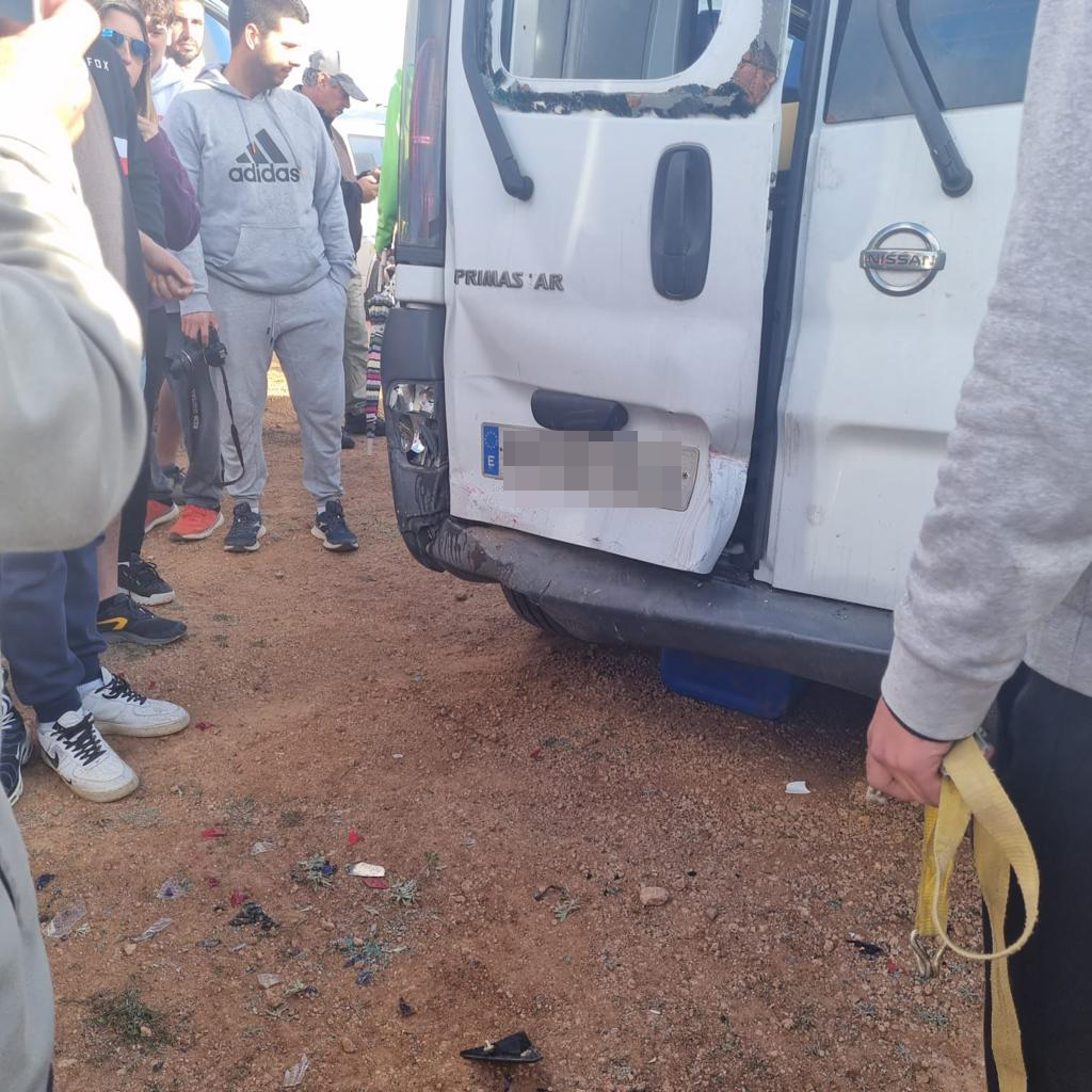 El furgón impactado por el coche de rallye