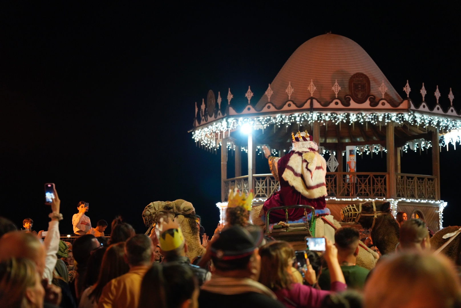 Melchor a su paso por el kiosko de la música