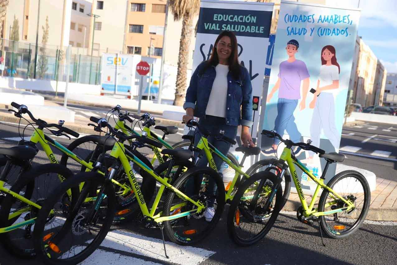 Consejera con las nuevas bicicletas