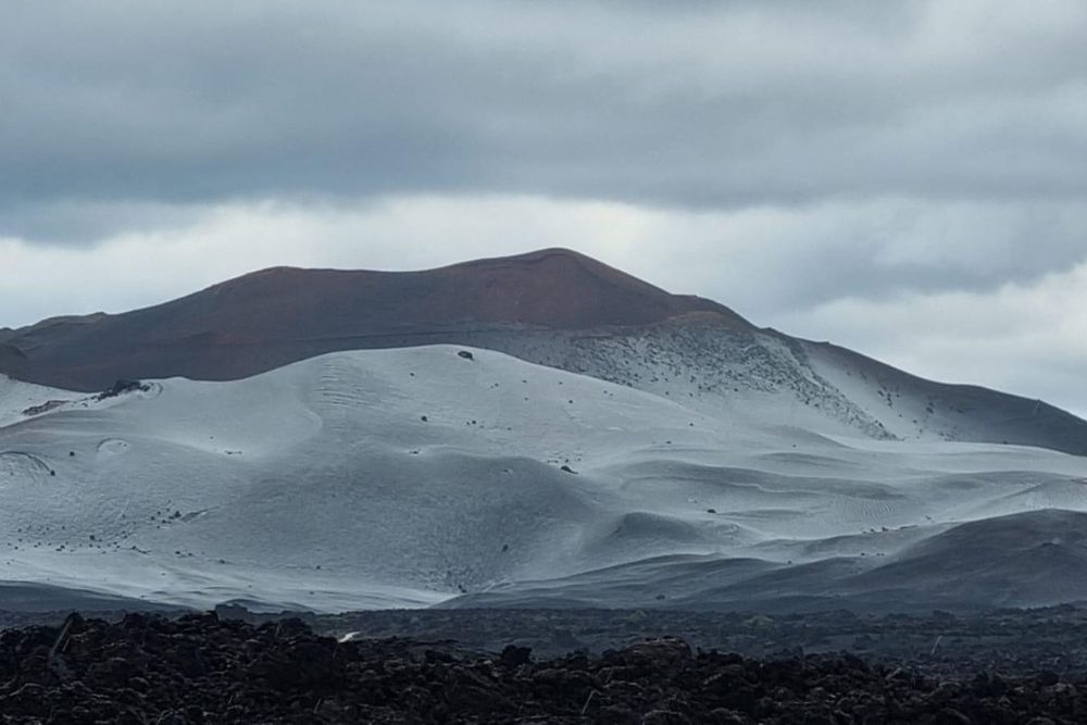 El granizo tiñe de blanco a Timanfaya