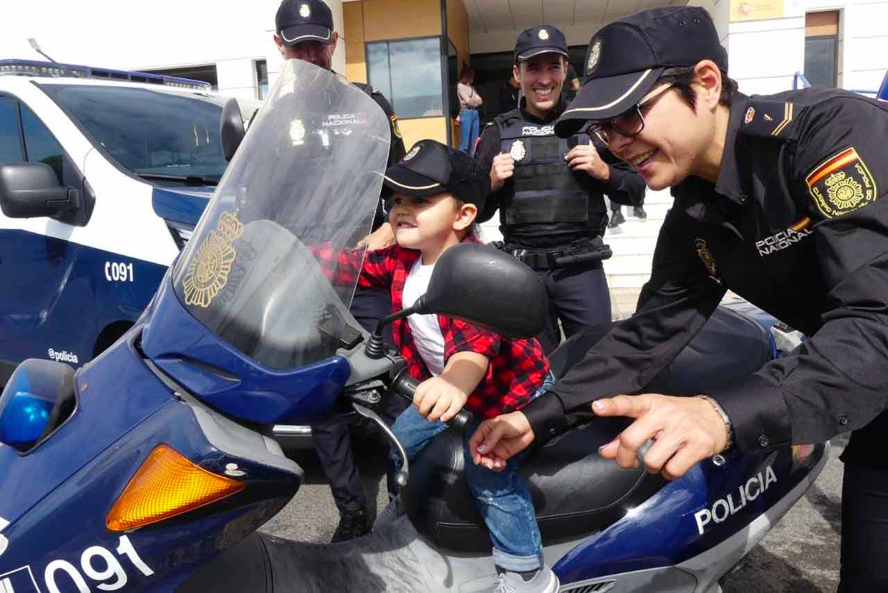 Agentes de la Policía Nacional junto al niño al que salvaron