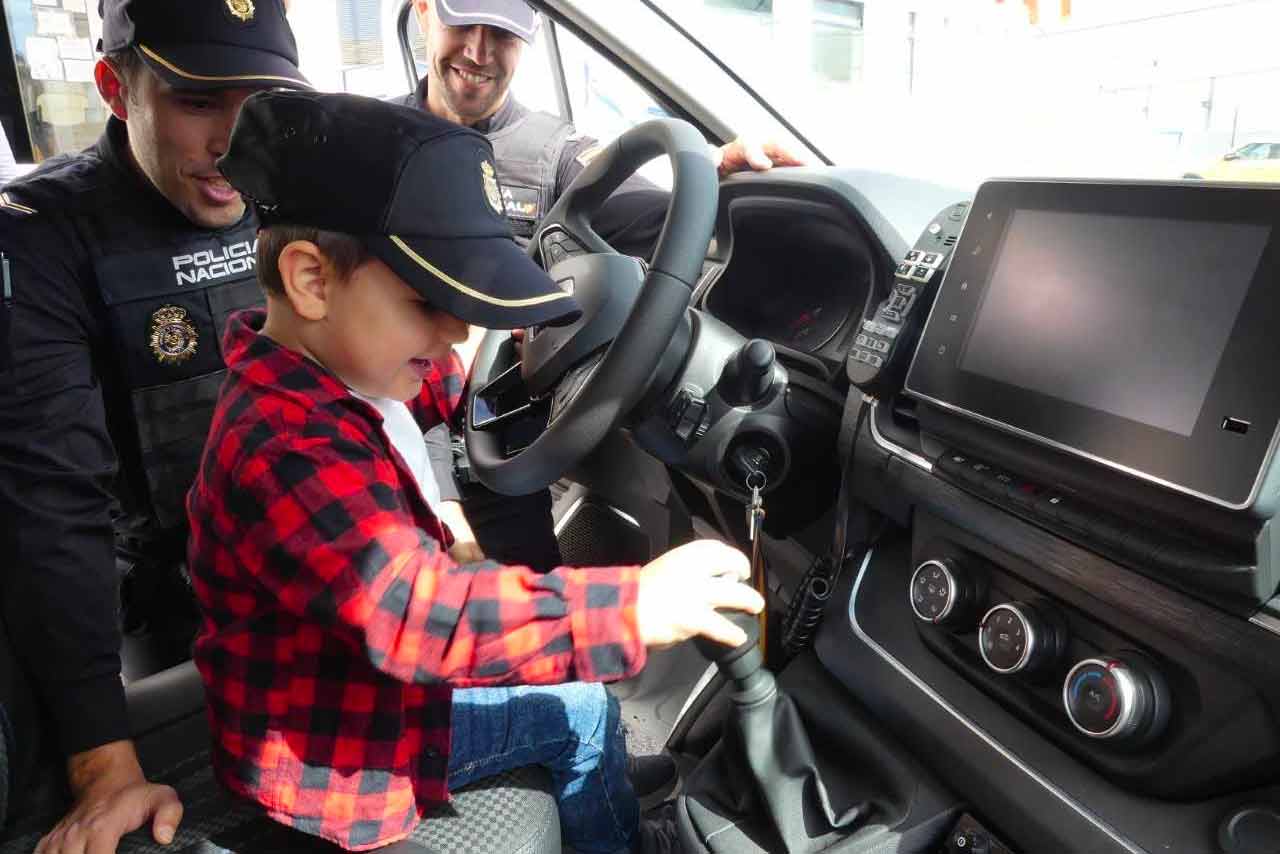 Agentes de la Policía Nacional junto al niño al que salvaron