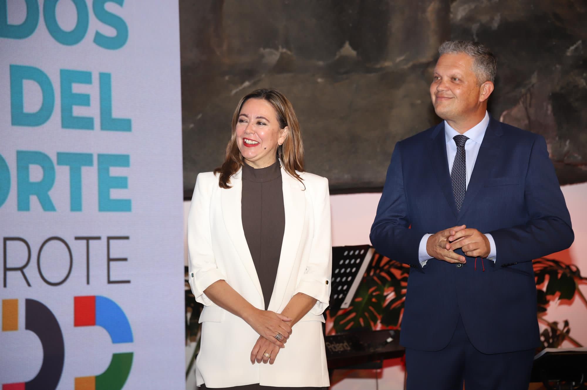 La presidenta junto con consejero de Deportes