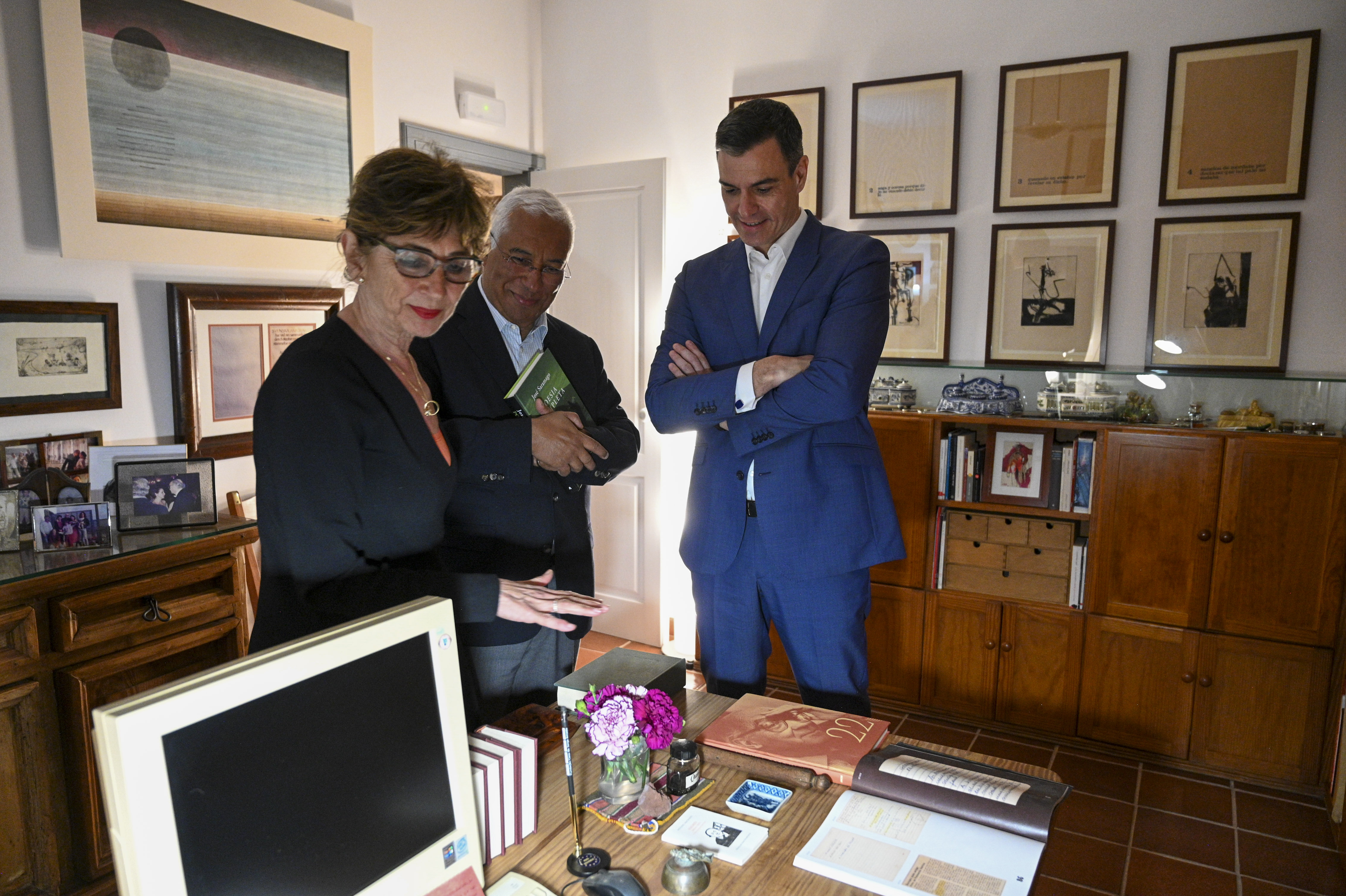 Pilar del Río muestra a los dirigentes de España y Portugal el lugar desde donde escribía Saramago (FOTO: EFE/Pool Moncloa/Borja Puig de la Bellacasa)