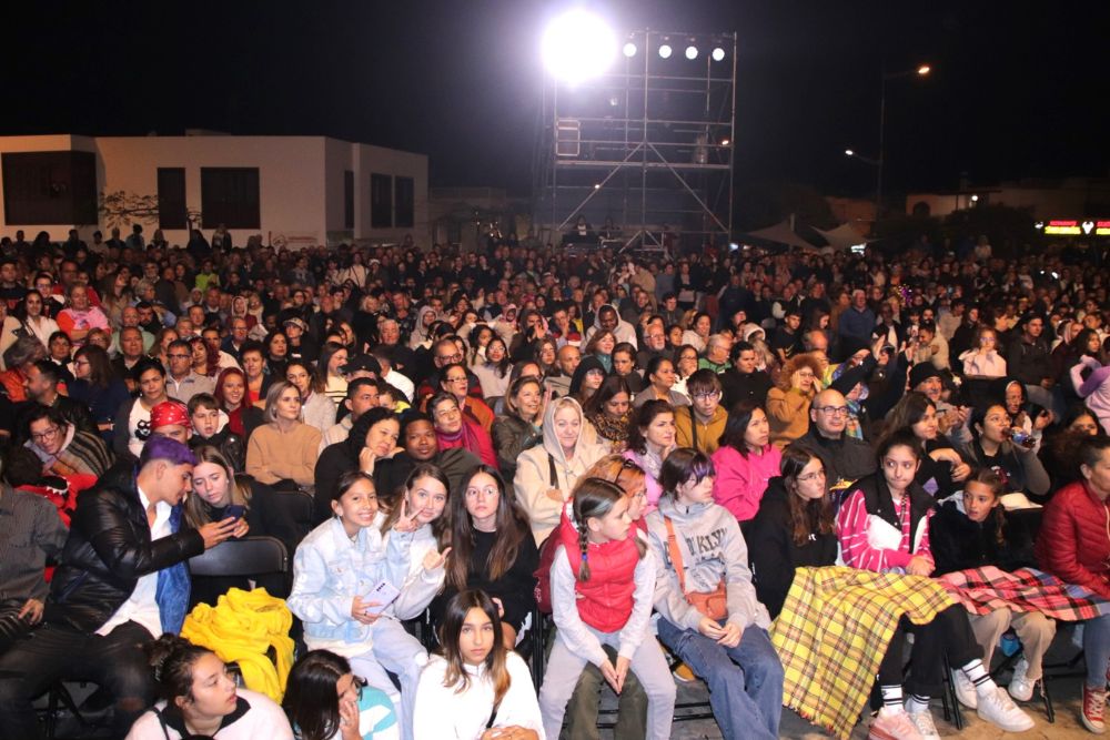 Público en la gala drag del carnaval de Playa Blanca