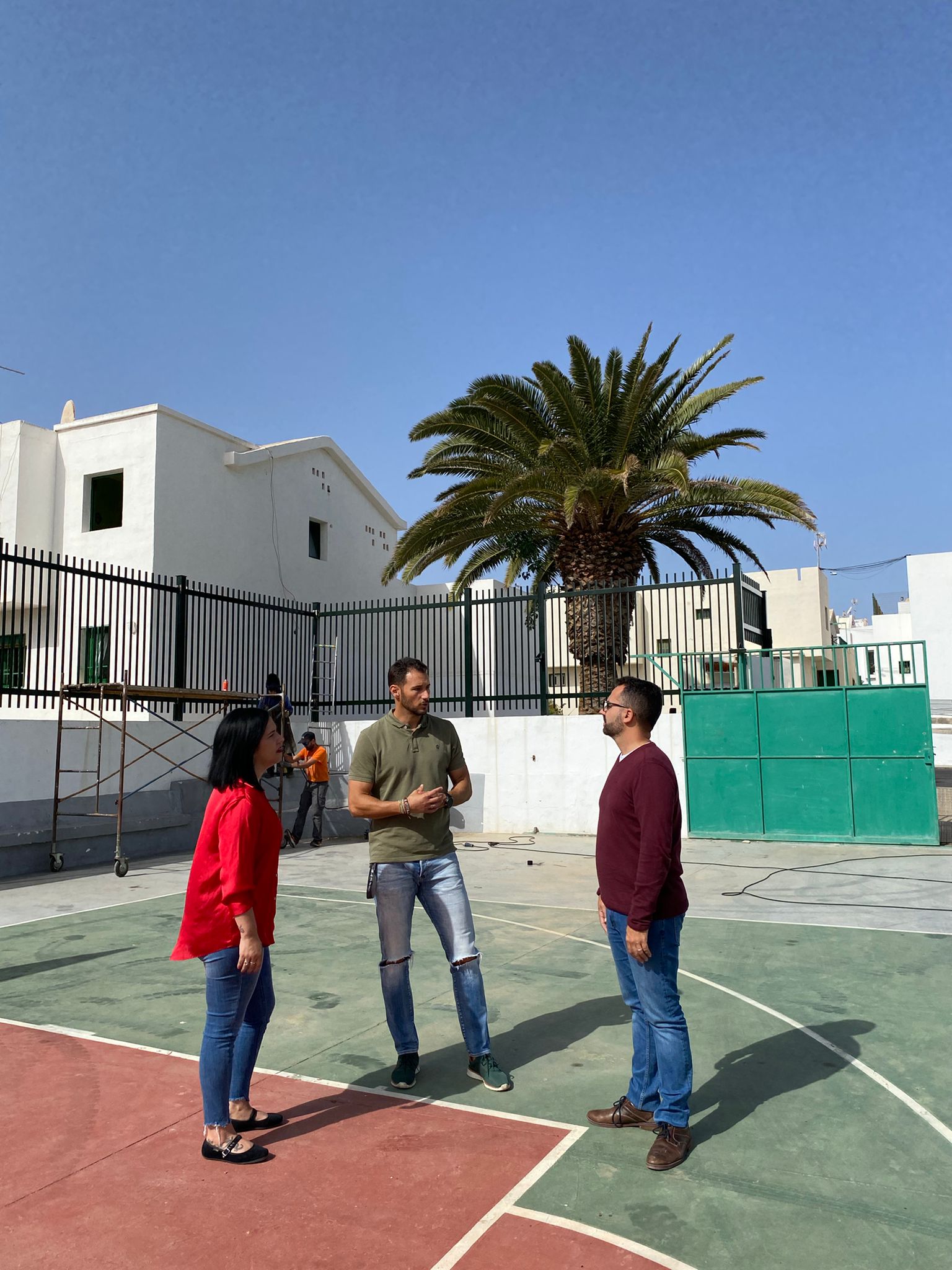 Los concejales de CC en la nueva valla del teleclub de Tinasoria