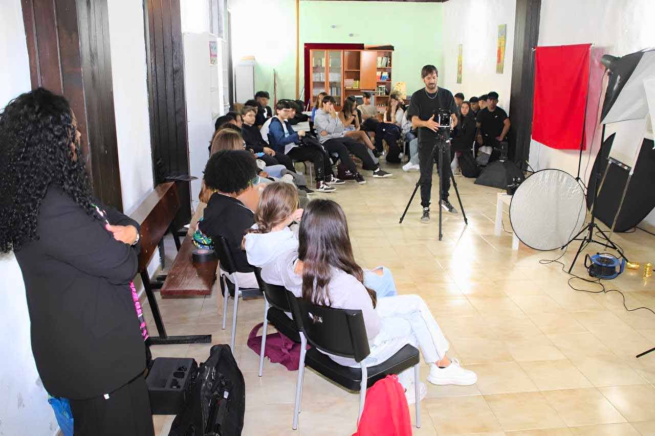 Estudiantes del IES Yaiza y del CEO Playa Blanca disfrutando de talleres lúdicos