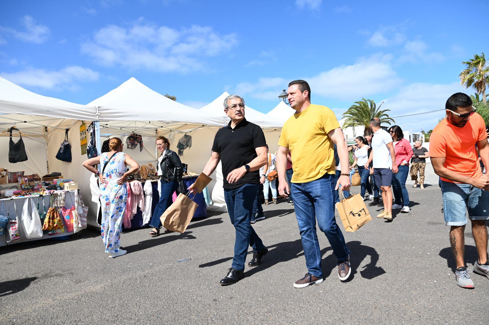 Román Rodríguez junto al alcalde de Yaiza, Oscar Noda