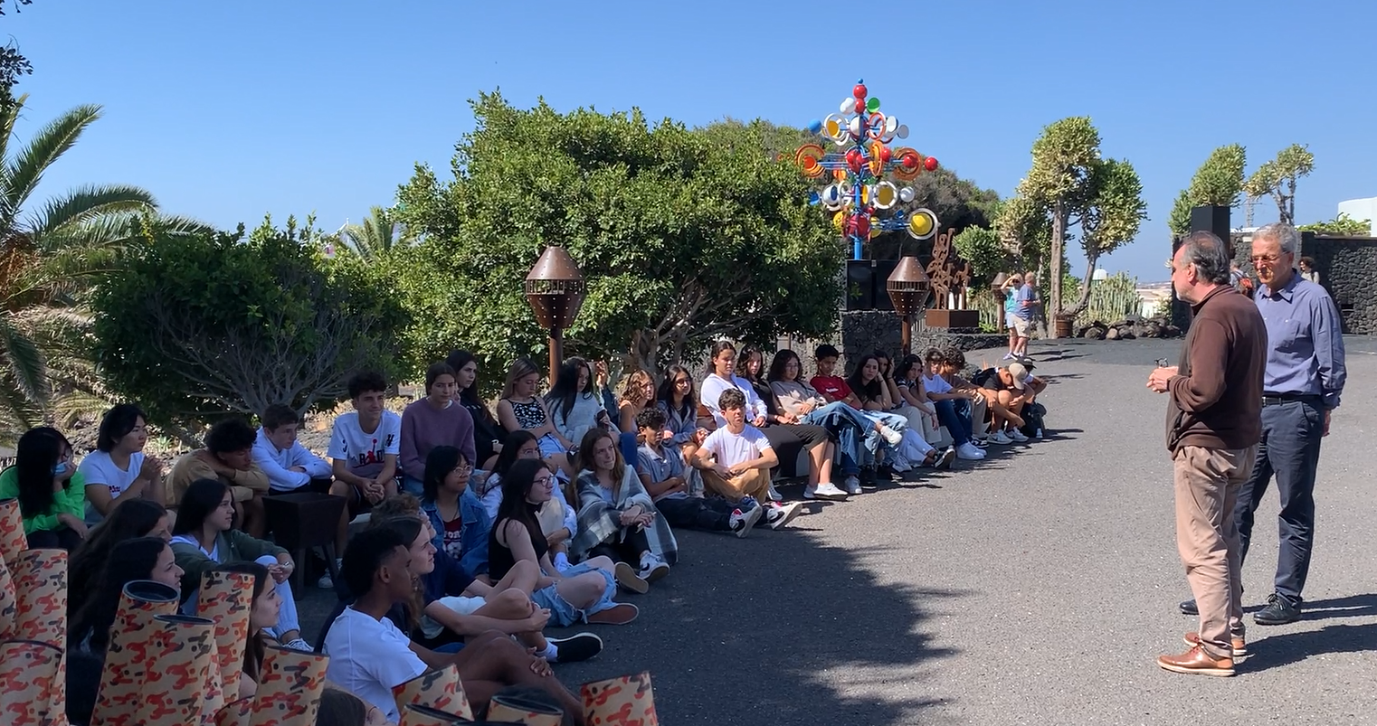 Los participantes en Saber de César durante su visita a la Fundación César Manrique