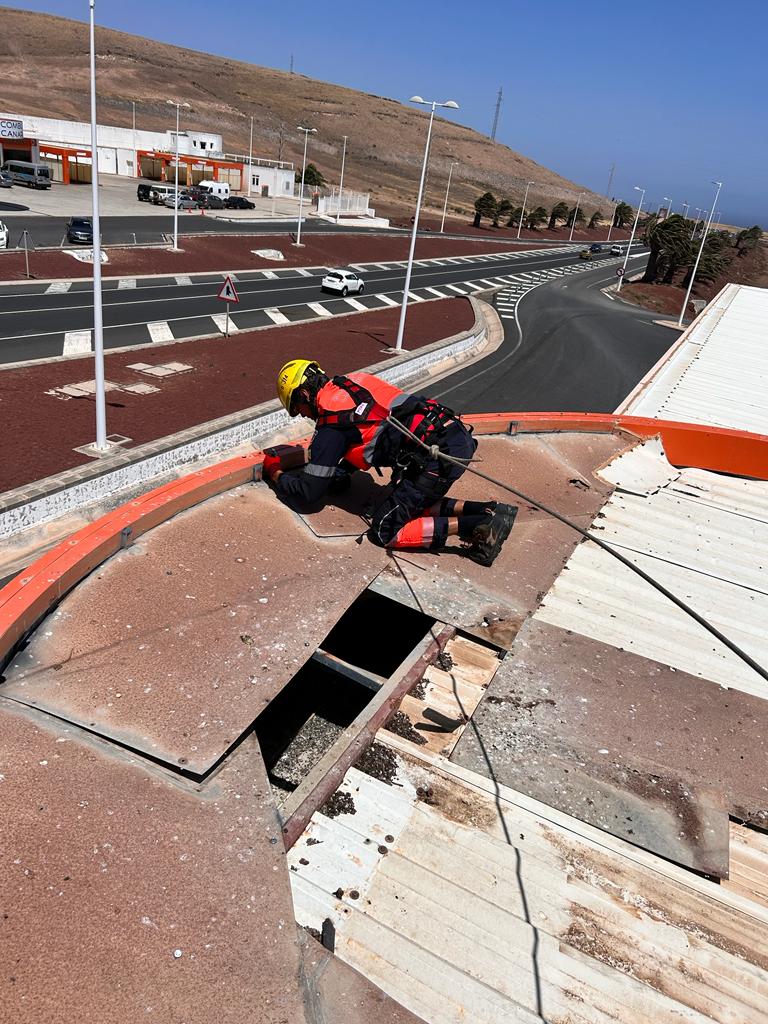 Bombero afirmando una plancha en la gasolinera de Uga