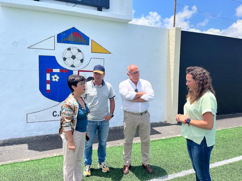Candidatos del PSOE en el campo de fútbol de Tinajo