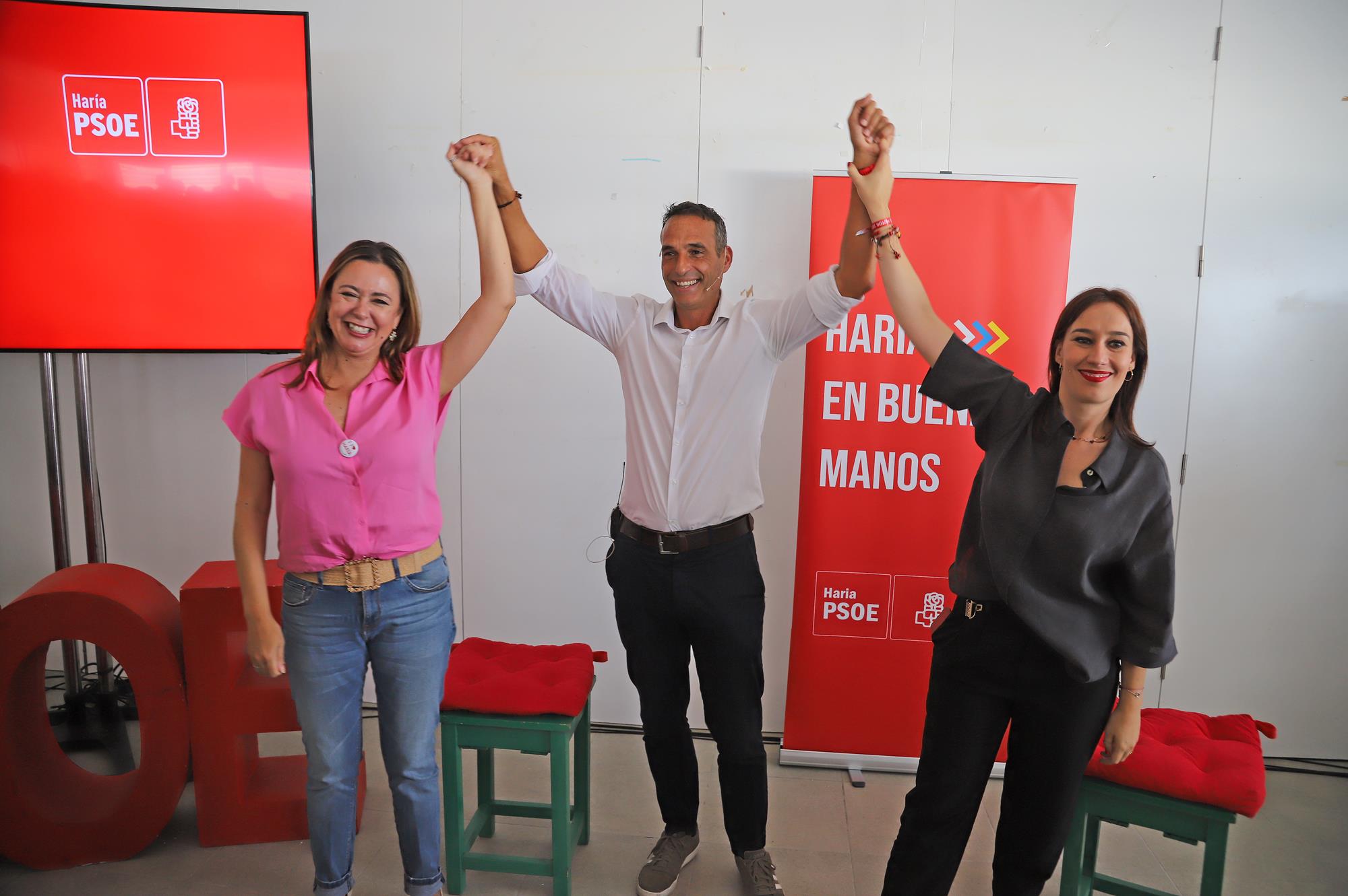 Alfredo Villalba, candidato del PSOE a Haría, en el centro de la imagen