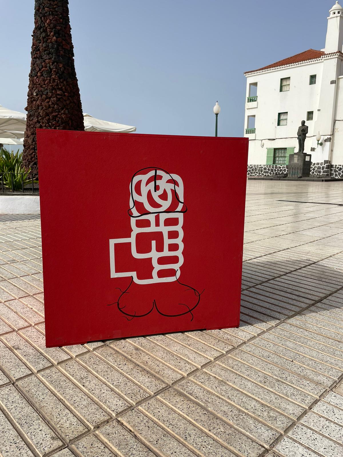 Cubo PSOE vandalizado.