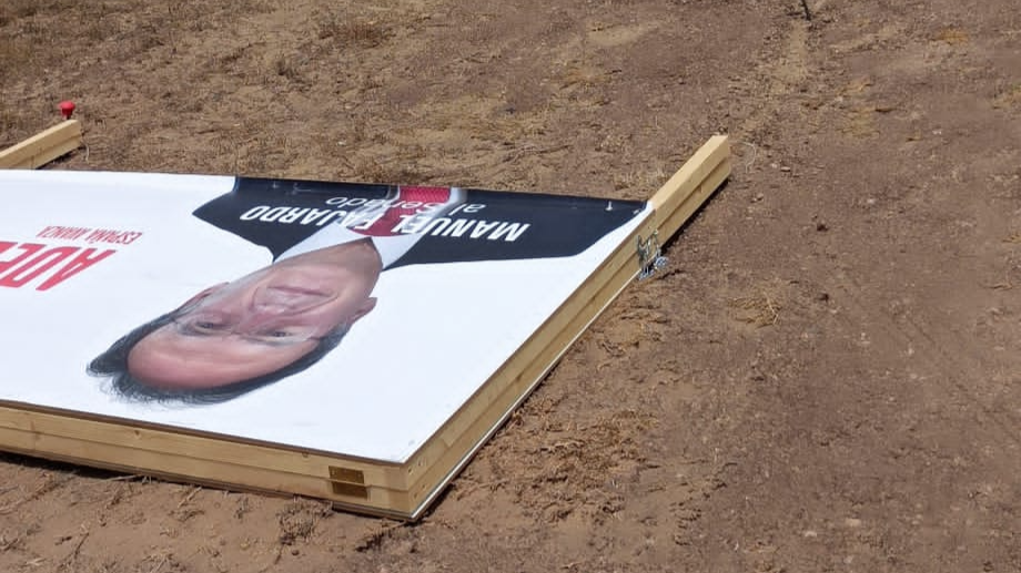 Valla PSOE vandalizada.